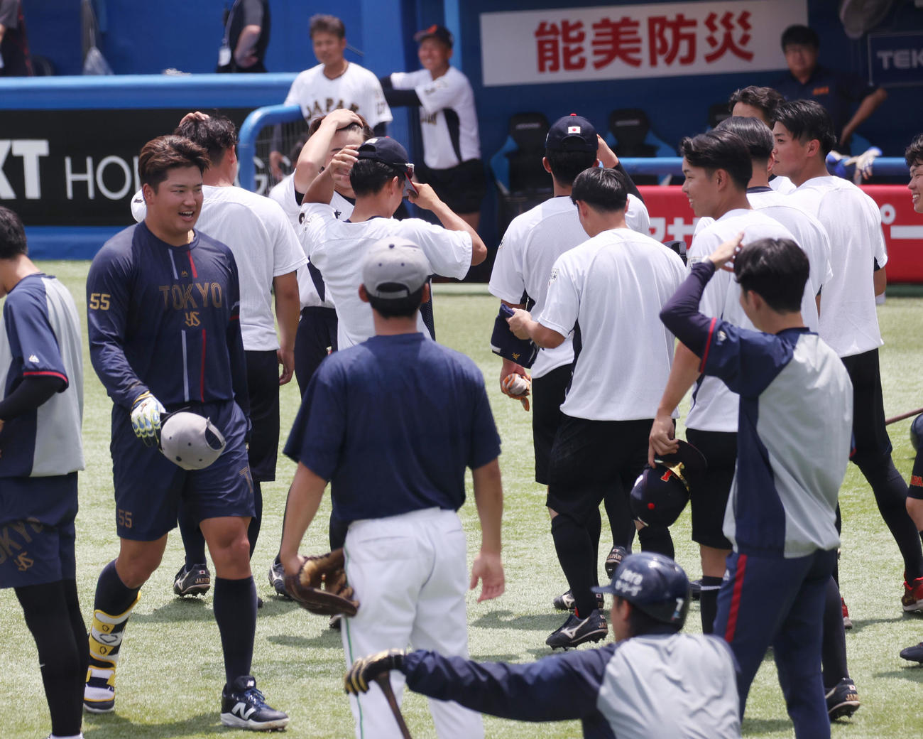 大学代表対ヤクルト2軍の試合前に、フリー打撃の後、ヤクルト村上宗隆（左端）を見つめる侍ジャパン大学代表（撮影・柴田隆二）