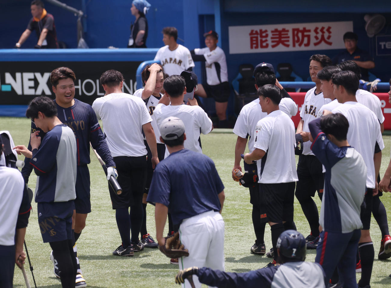 大学代表対ヤクルト2軍の試合前に、フリー打撃の後、ヤクルト村上宗隆（左端）を見つめる侍ジャパン大学代表（撮影・柴田隆二）