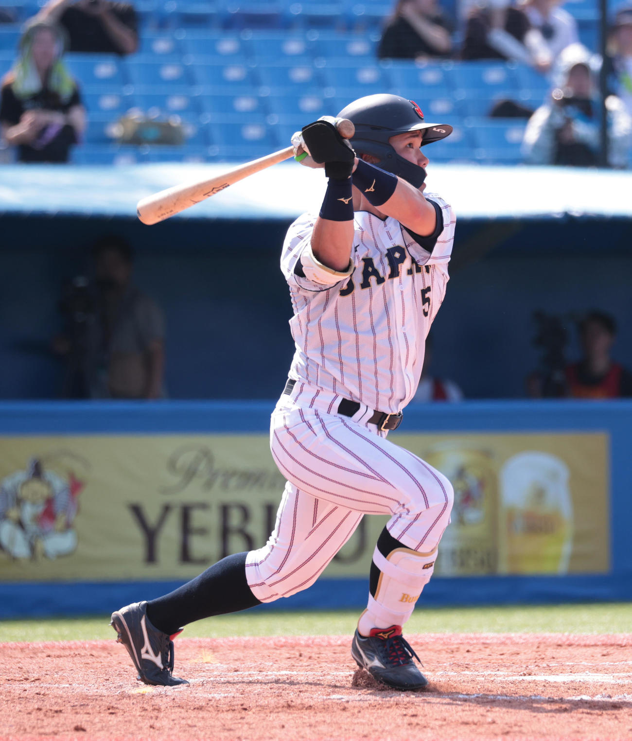 ヤクルト2軍対大学代表　8回裏大学代表1死一塁、青学大・小田は右越えに同点本塁打を放つ（撮影・柴田隆二）