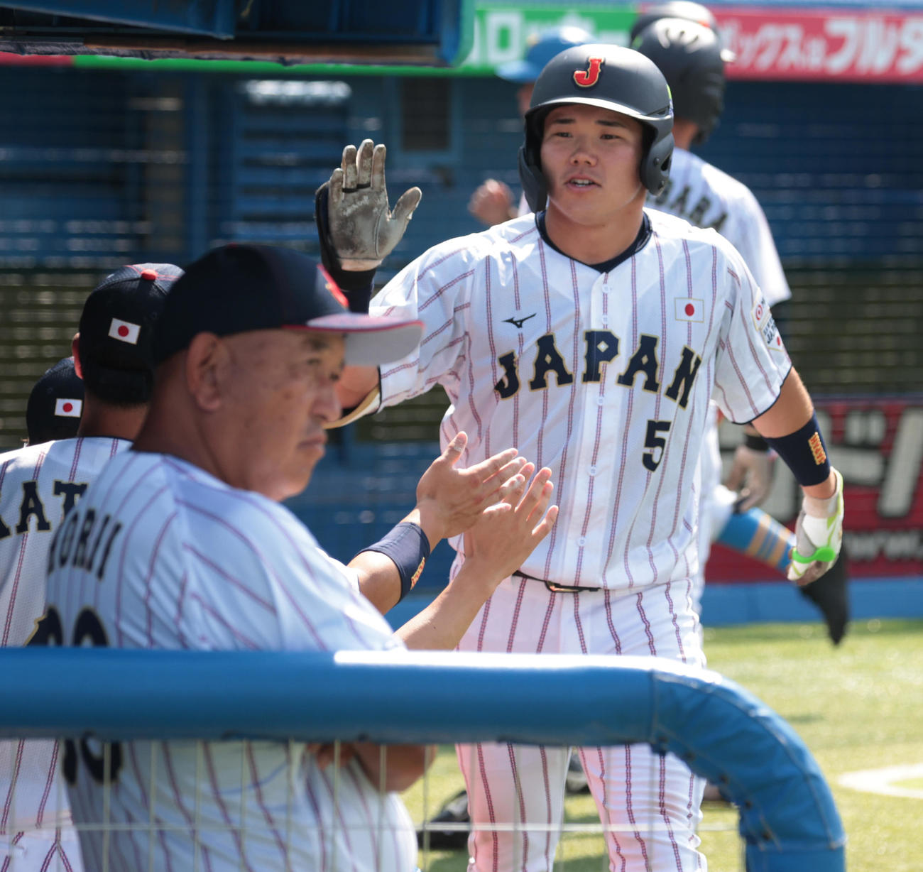 ヤクルト2軍対大学代表　8回裏大学代表1死一塁、青学大・小田は右越えに同点本塁打を放ちナインとハイタッチする。手前は侍ジャパン大学代表の堀井監督（撮影・柴田隆二）