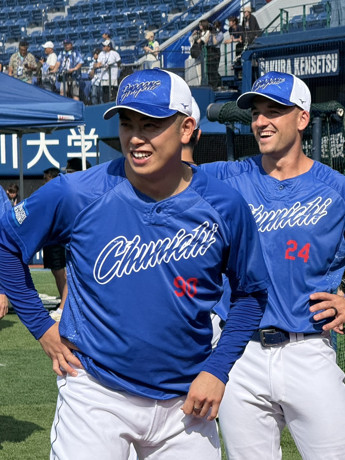 中日松山は笑顔でウオーミングアップを行う。右はボスラー（2025年7月3日）
