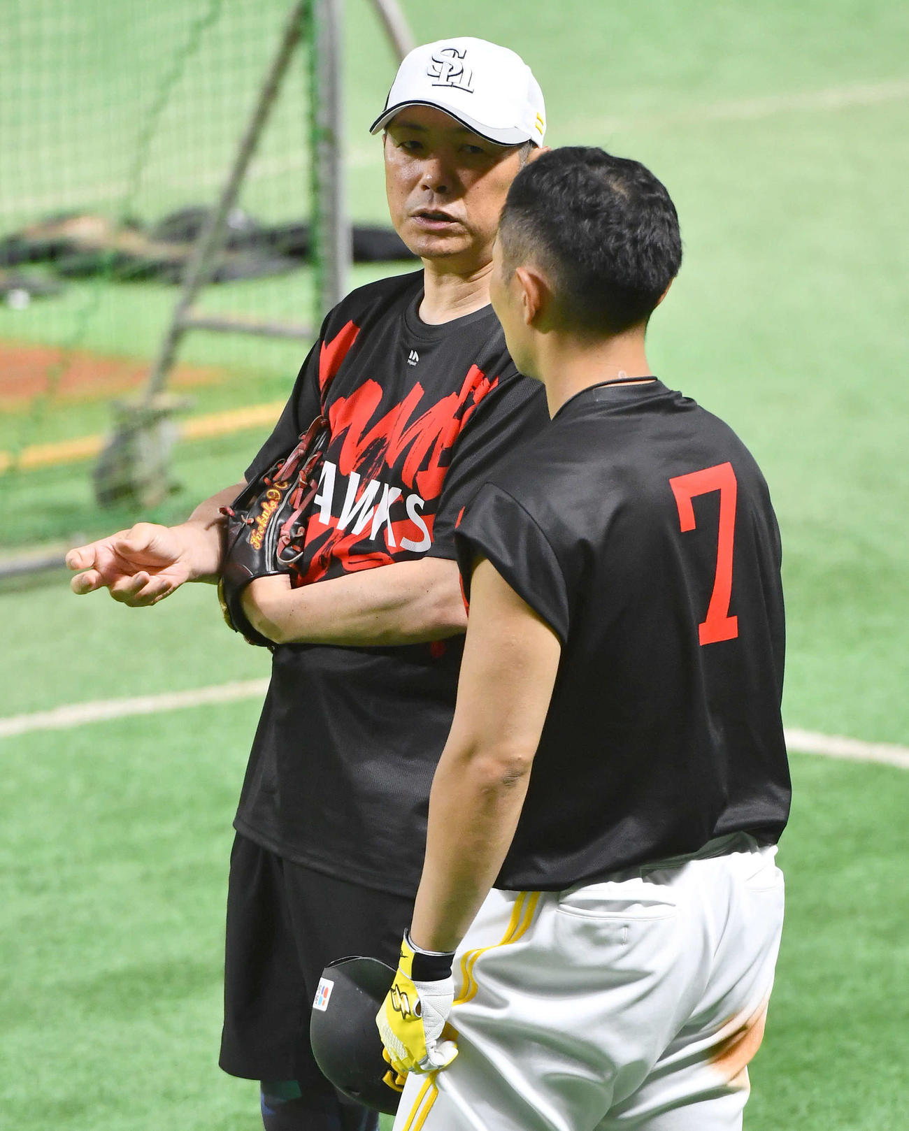 ソフトバンク対西武　試合前、中村（右）と話す小久保監督（撮影・岩下翔太）