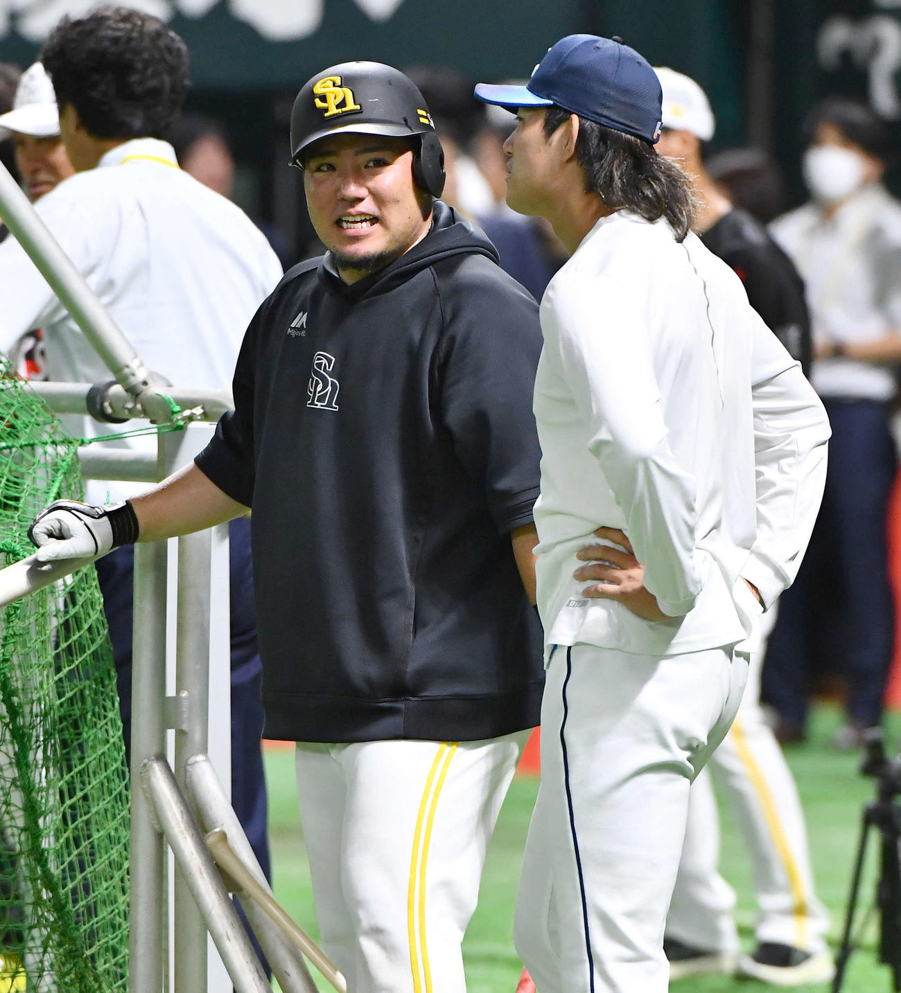 ソフトバンク対西武　試合前、ソフトバンク山川（左）と話す西武今井（撮影・岩下翔太）