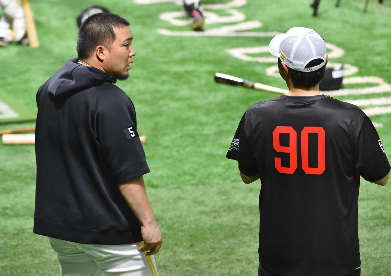 ソフトバンク対西武　試合前、小久保監督（右）と話す山川（撮影・岩下翔太）
