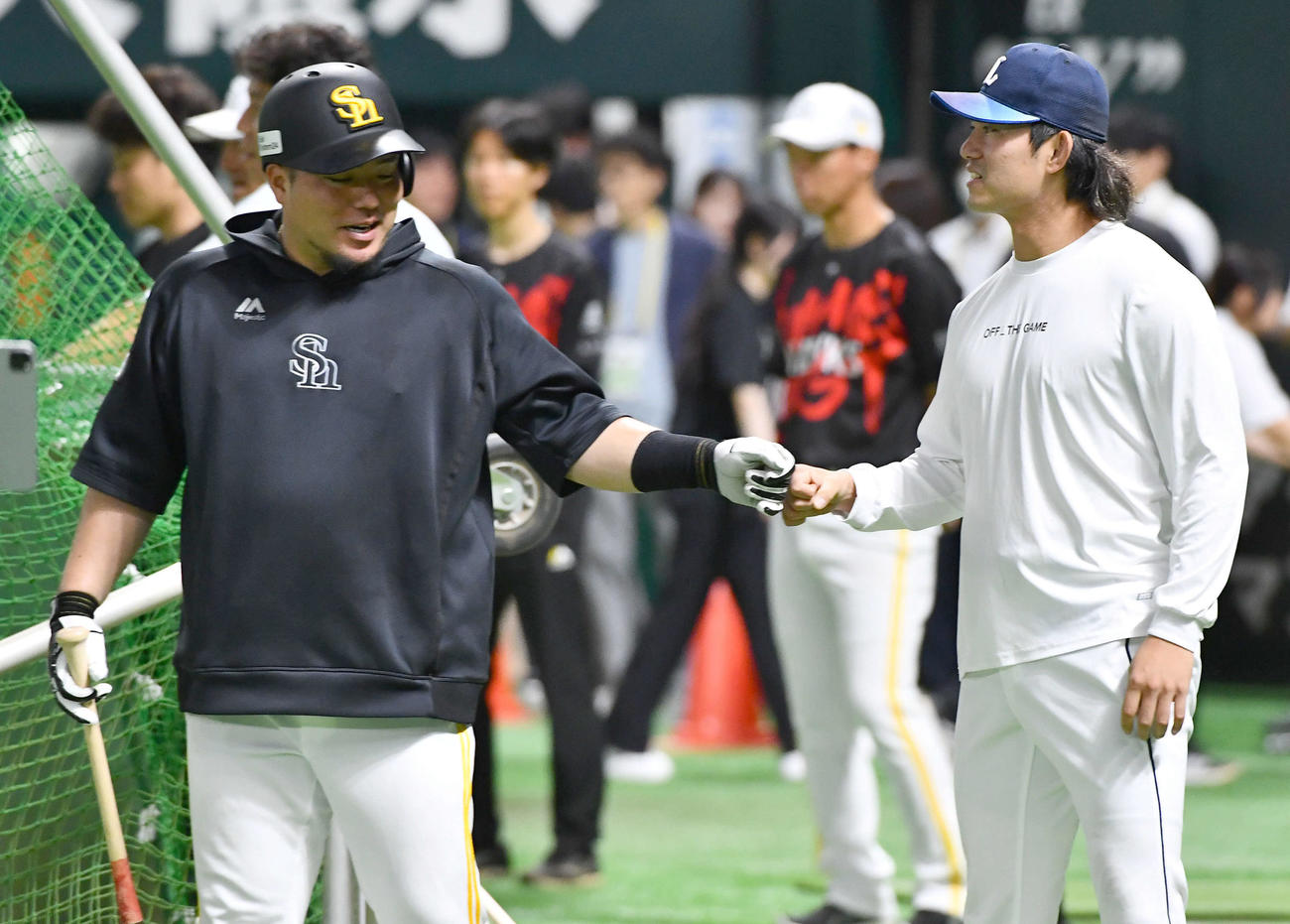ソフトバンク対西武　試合前、ソフトバンク山川（左）とグータッチを交わす西武今井（撮影・岩下翔太）