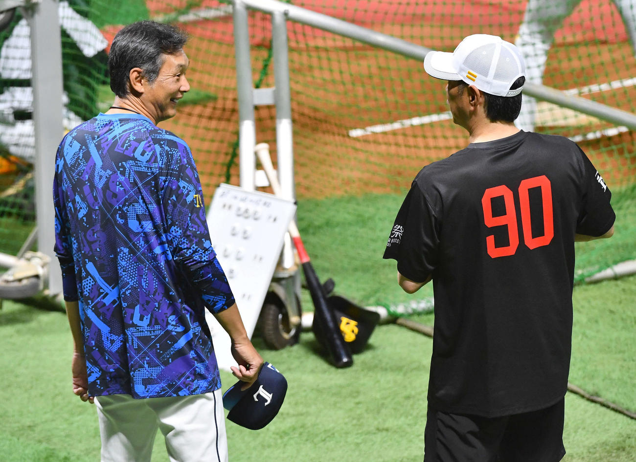 ソフトバンク対西武　試合前、ソフトバンク小久保監督（右）と談笑する西武西口監督（撮影・岩下翔太）