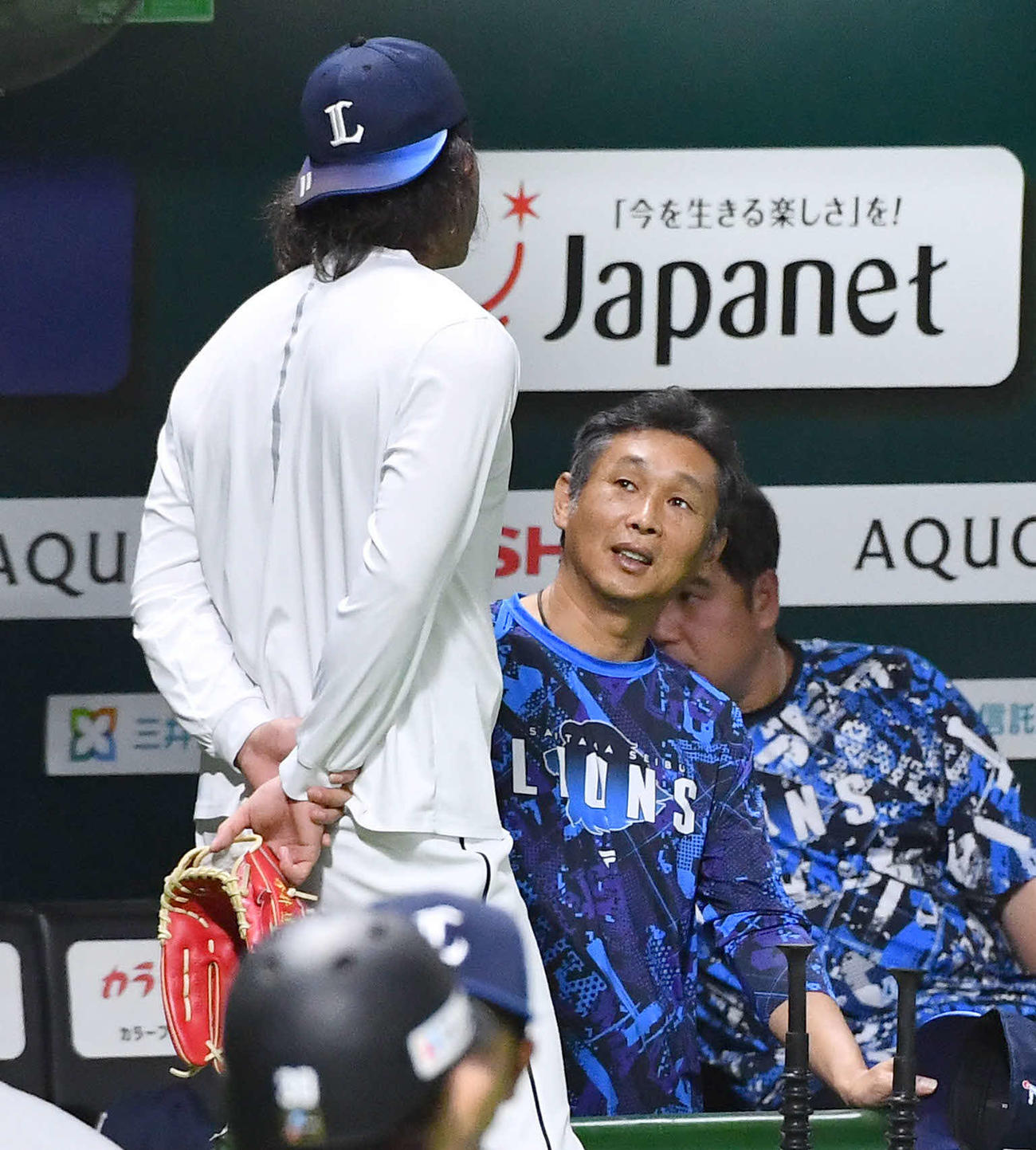 ソフトバンク対西武　試合前、今井（左）と話す西口監督（撮影・岩下翔太）