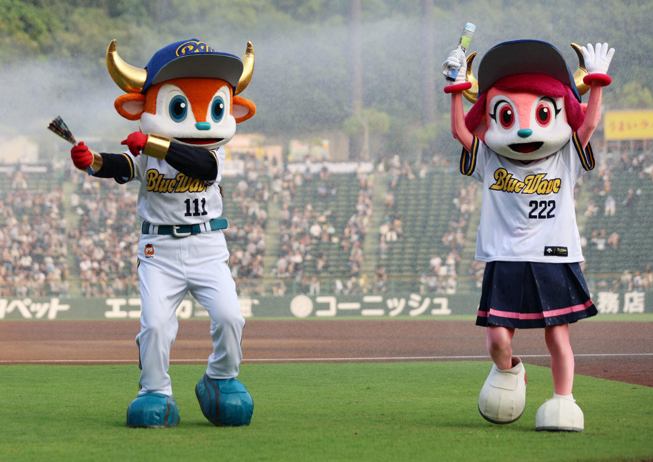 オリックス対ロッテ　バファローブルとバファローベルもブルーウェーブ仕様（撮影・西尾就之）
