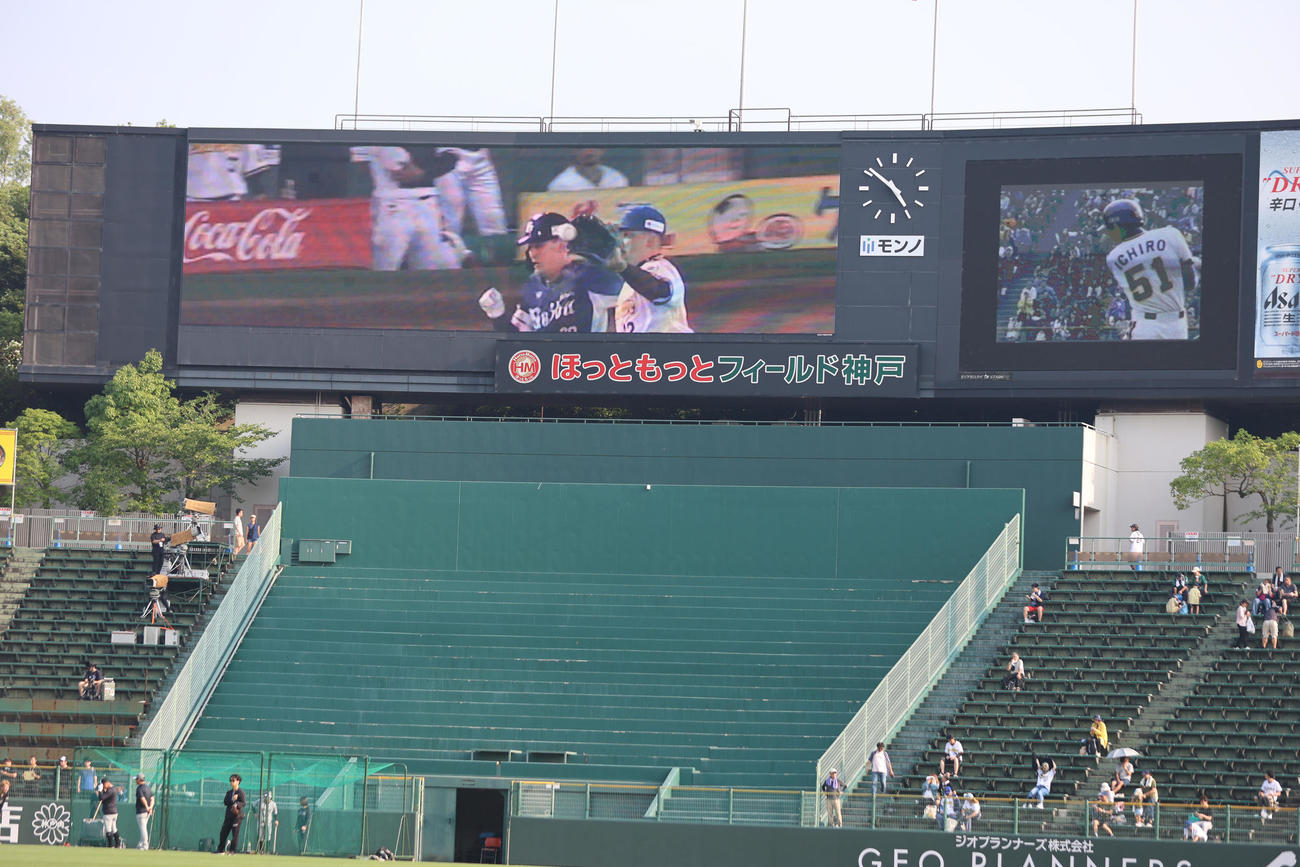 オリックス対ロッテ　96年のオリックス選手紹介の映像に登場したイチロー（撮影・西尾就之）