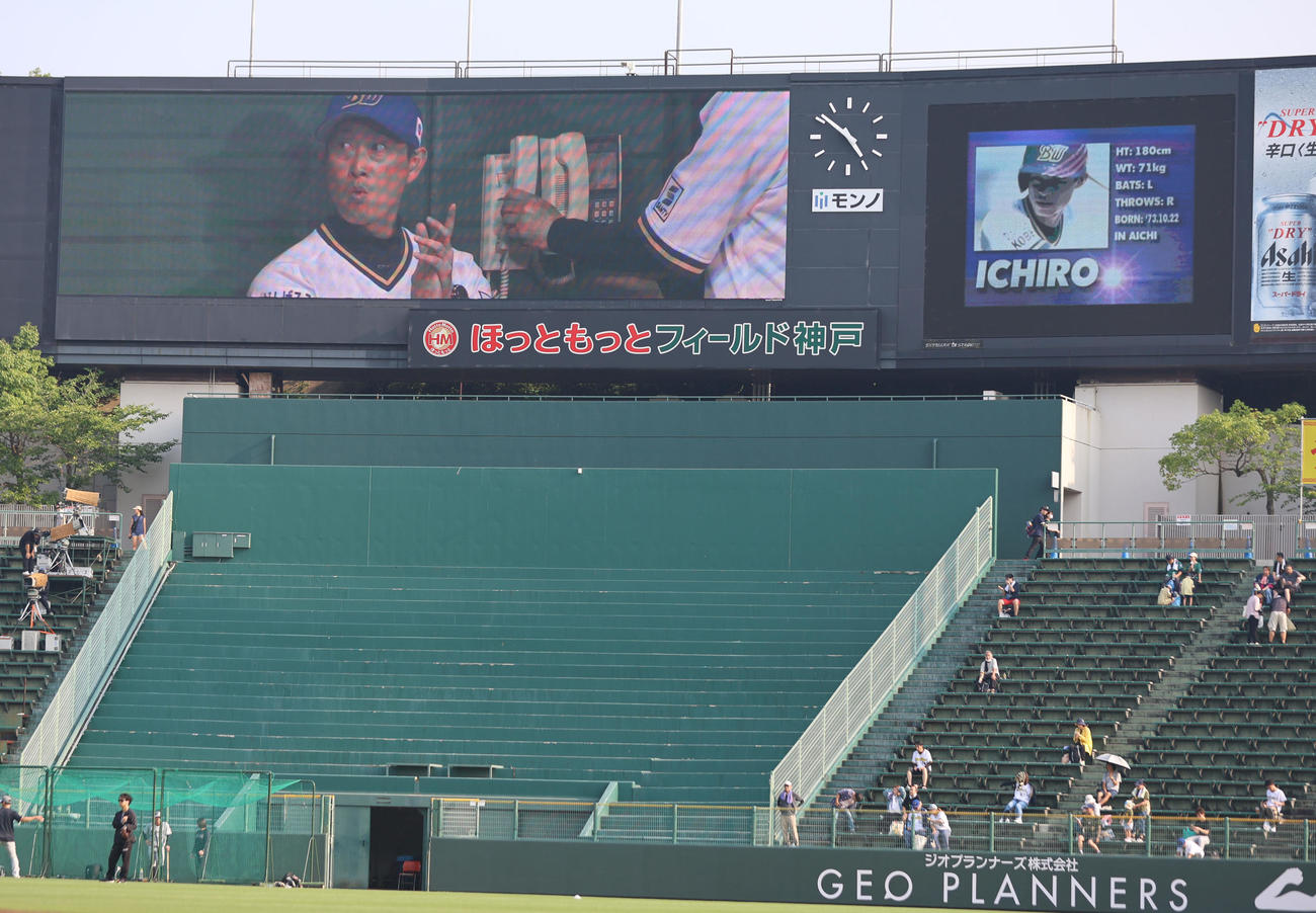 オリックス対ロッテ　96年のオリックス選手紹介の映像に登場したイチロー（撮影・西尾就之）