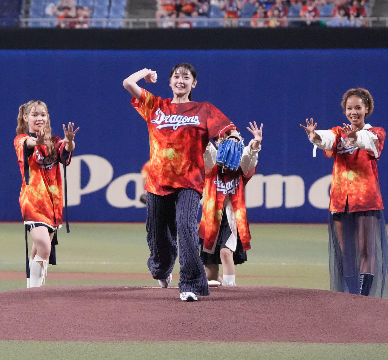 中日対ヤクルト　試合前、セレモニアルピッチを行うLittle Gleen Monsterの結海（左から2人目）（撮影・森本幸一）