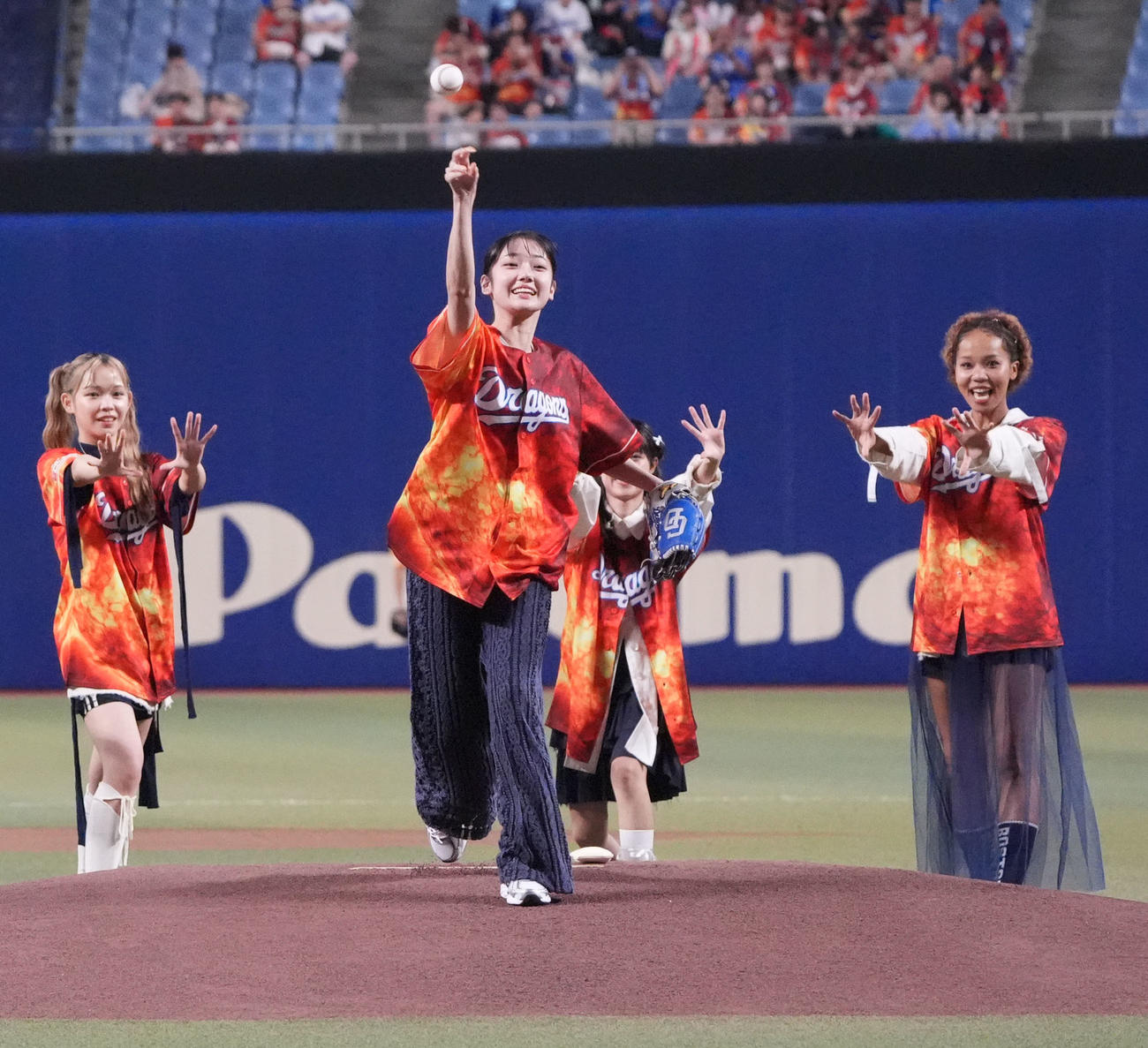 中日対ヤクルト　試合前、セレモニアルピッチを行うLittle Gleen Monsterの結海（左から2人目）（撮影・森本幸一）