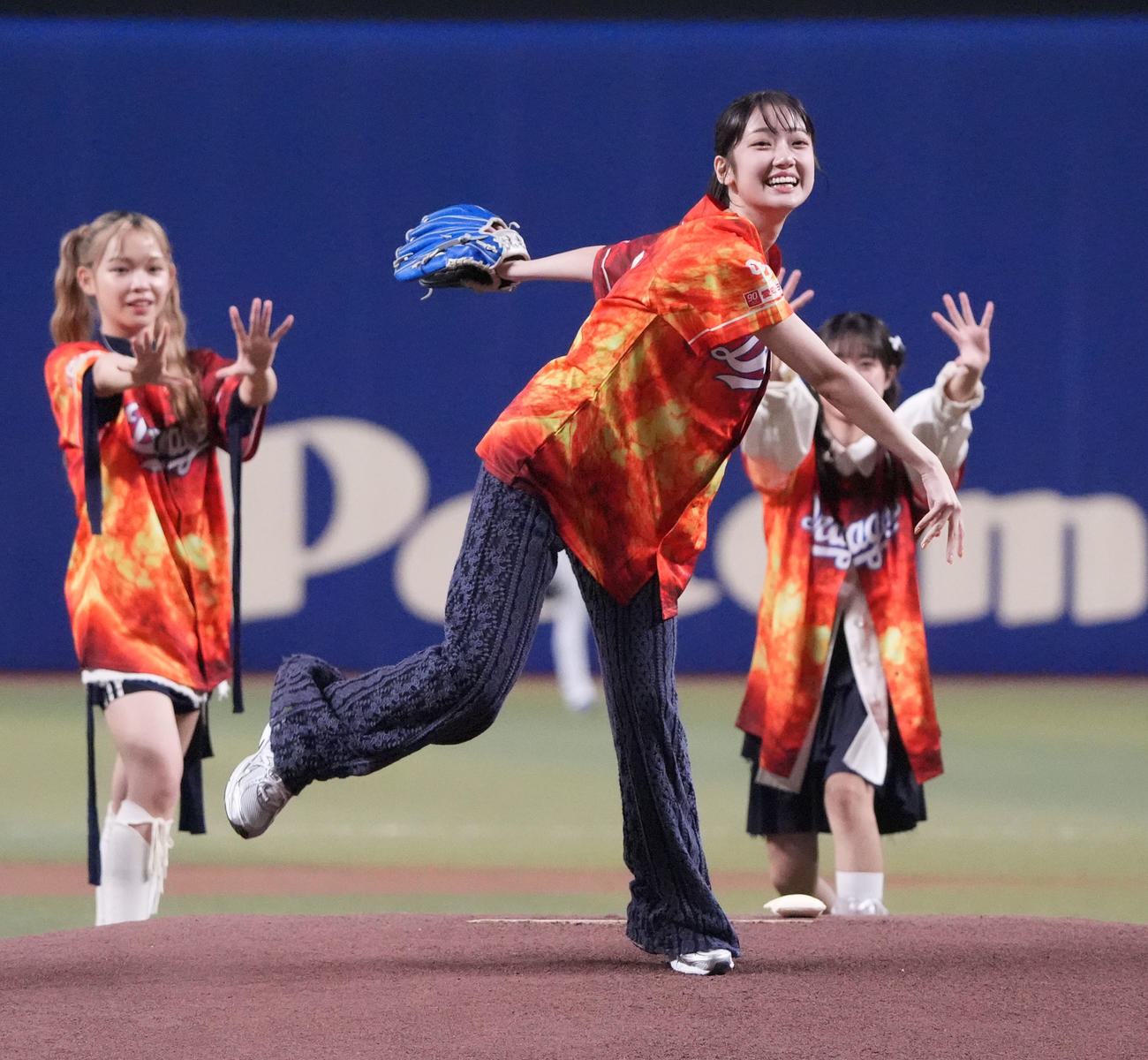中日対ヤクルト　試合前、セレモニアルピッチを行うLittle Gleen Monsterの結海（中央）（撮影・森本幸一）