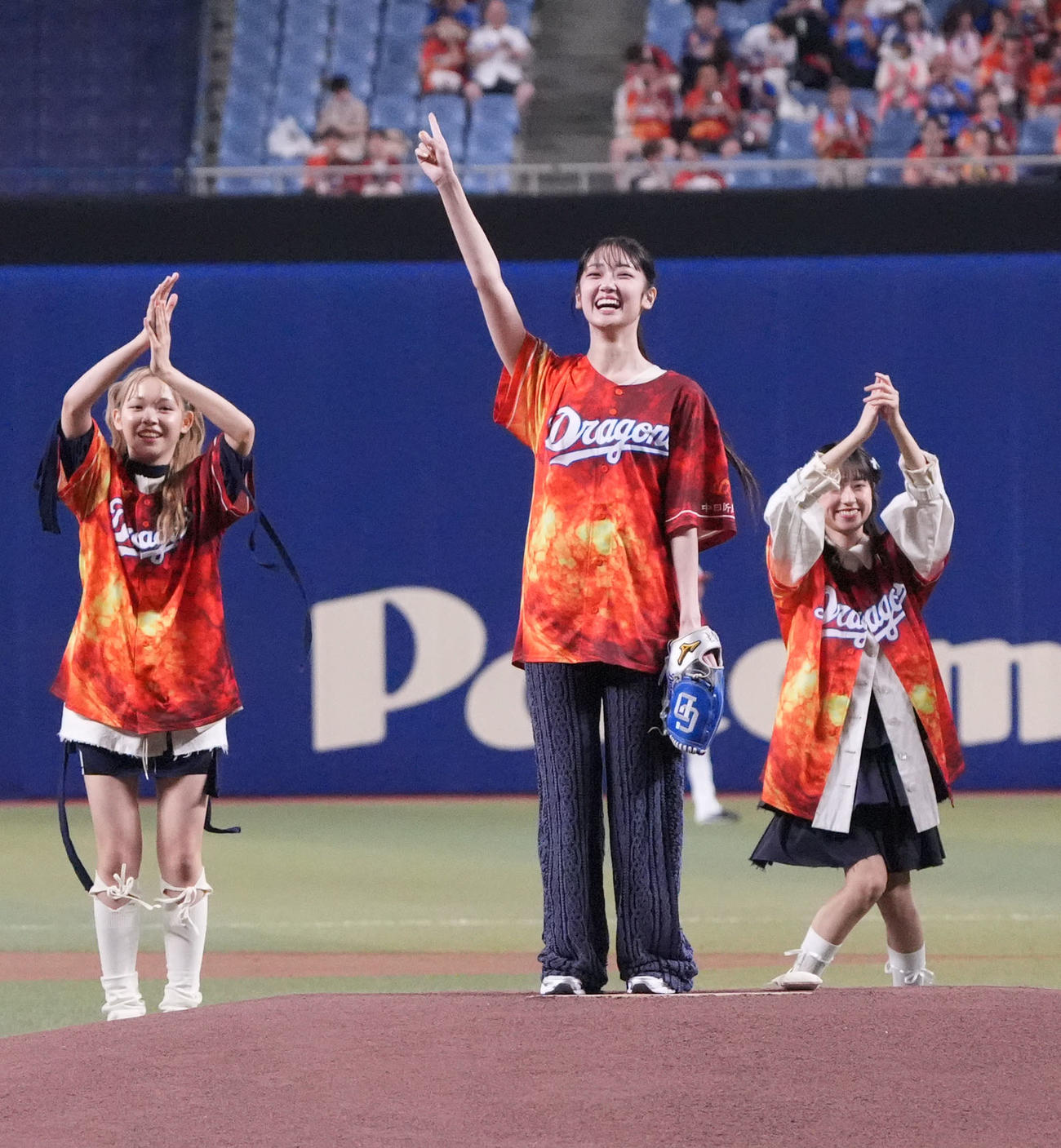 中日対ヤクルト　試合前、セレモニアルピッチを行うLittle Gleen Monsterの結海（中央）（撮影・森本幸一）