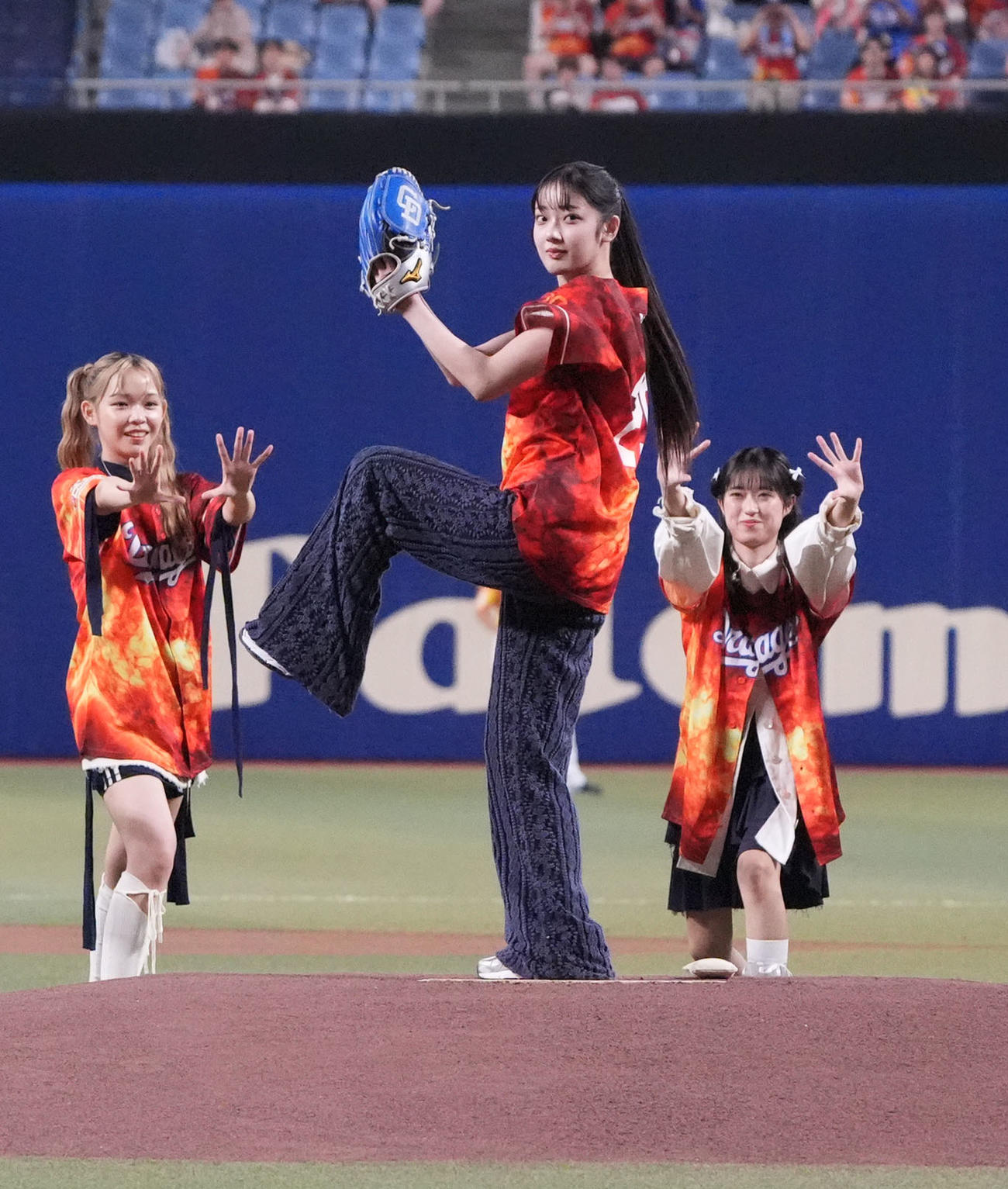 中日対ヤクルト　試合前、セレモニアルピッチを行うLittle Gleen Monsterの結海（中央）（撮影・森本幸一）