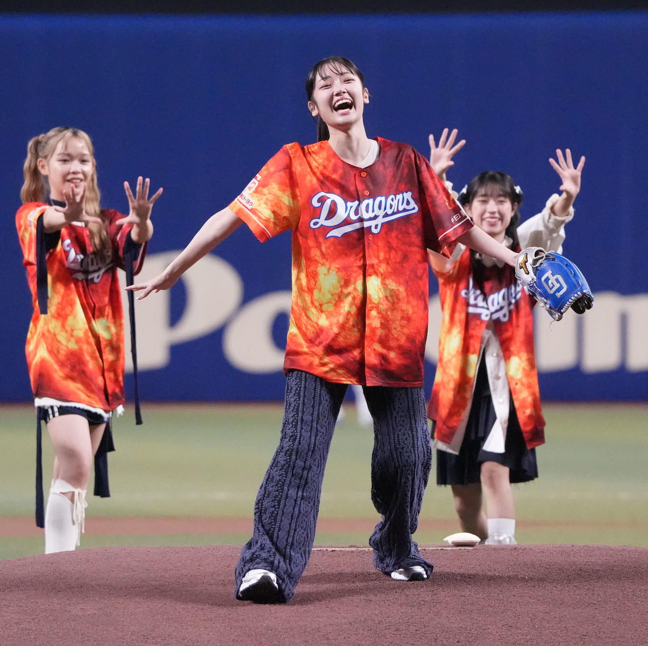 中日対ヤクルト　試合前、セレモニアルピッチを行うLittle Gleen Monsterの結海（中央）（撮影・森本幸一）