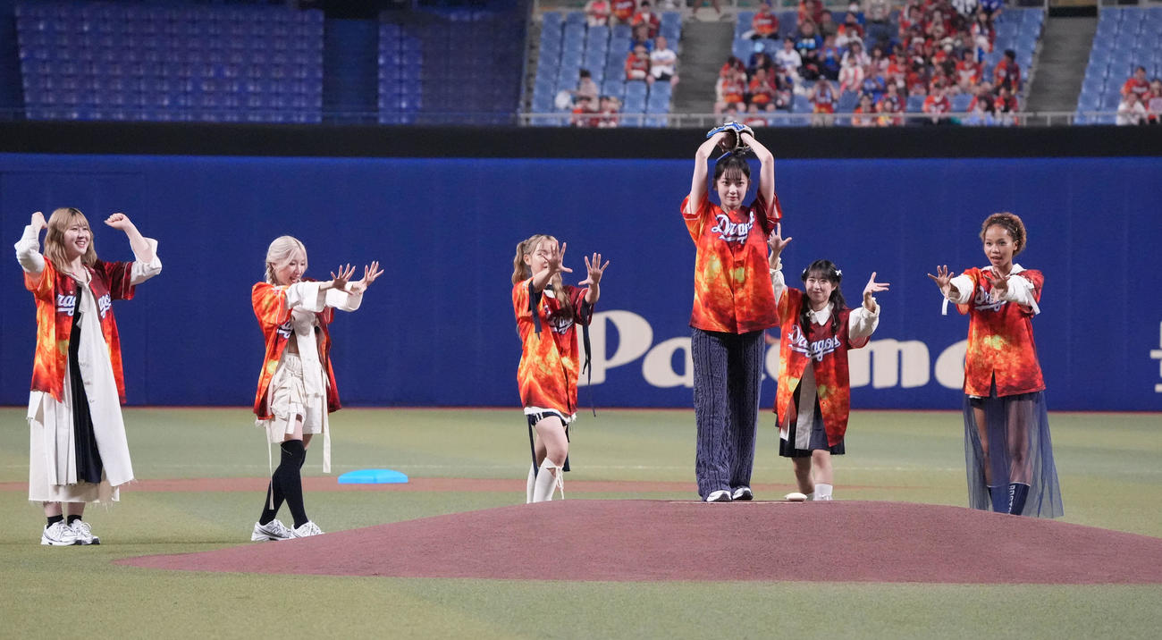 中日対ヤクルト　試合前、セレモニアルピッチを行うLittle Gleen Monsterの結海（右から3人目）（撮影・森本幸一）