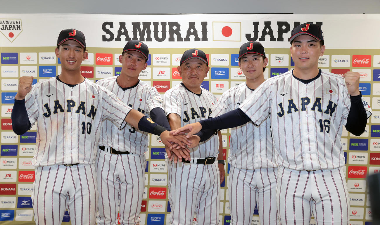 日米大学野球を前にガッツポーズする。左から法大・松下主将、創価大・立石、侍ジャパン大学代表の堀井監督、早大・伊藤、青学大・中西（撮影・柴田隆二）