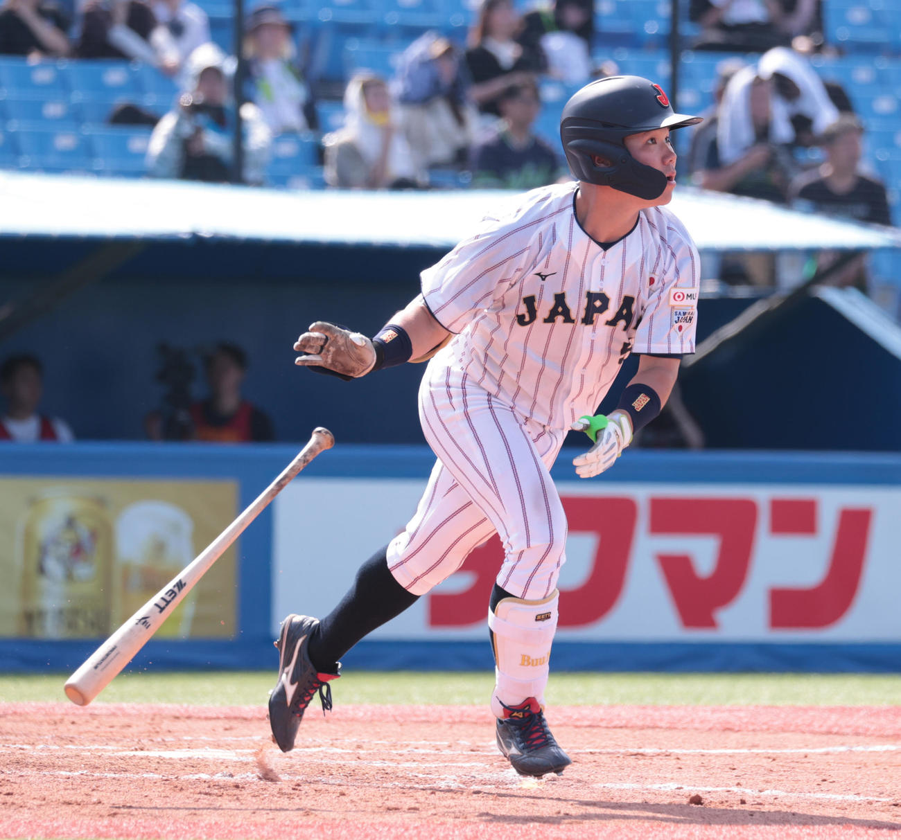 ヤクルト2軍対大学代表　8回裏大学代表1死一塁、青学大・小田は右越えに同点本塁打を放つ（撮影・柴田隆二）