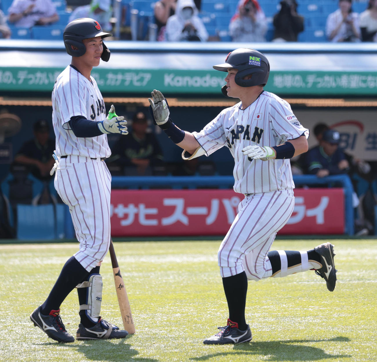 ヤクルト2軍対大学代表　8回裏大学代表1死一塁、青学大・小田（右）は右越えに同点本塁打を放ち創価大・立石とハイタッチする（撮影・柴田隆二）