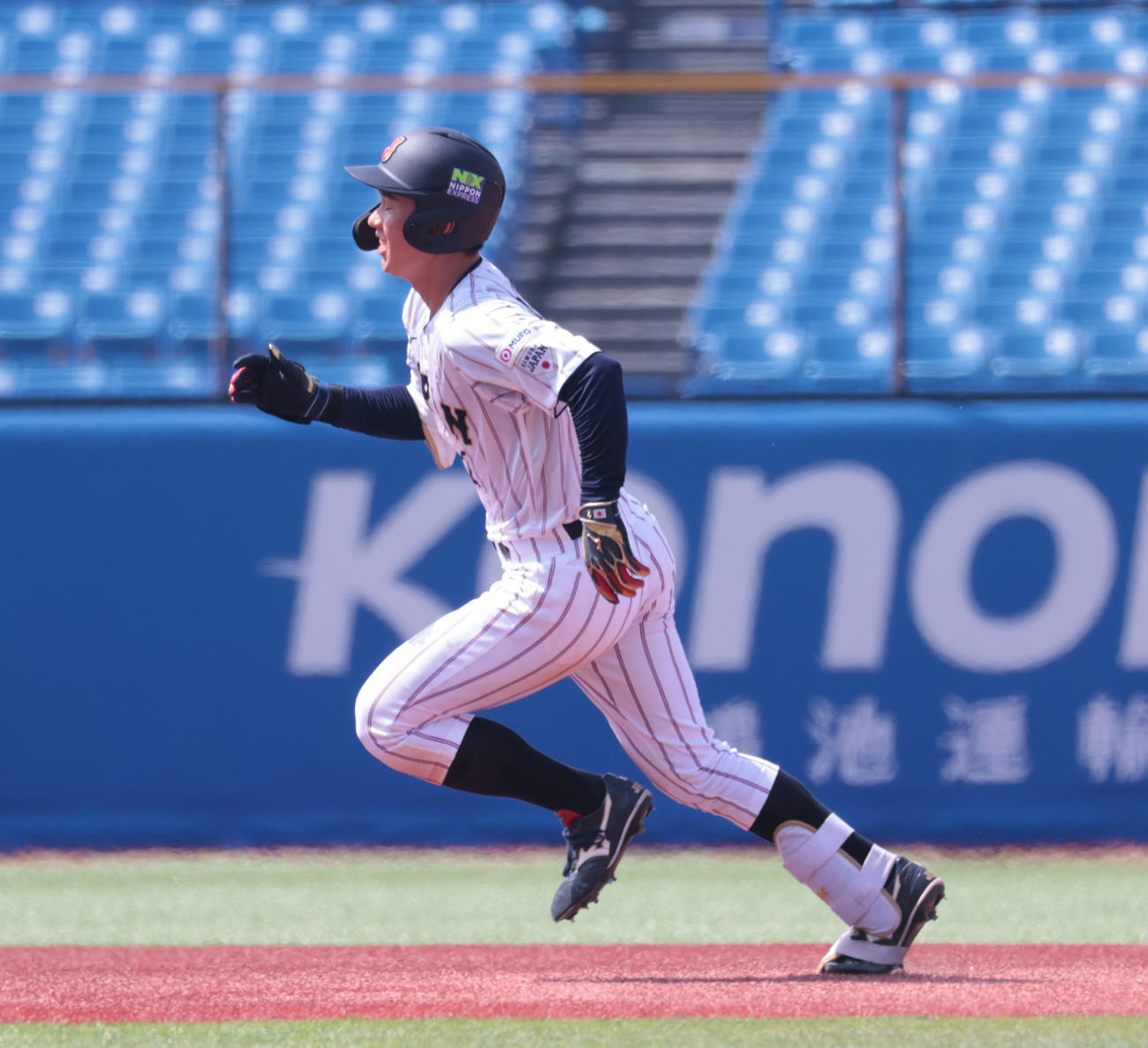 ヤクルト2軍対大学代表　6回裏大学代表2死三塁、明大・小島は右中間に適時三塁打を放つ（撮影・柴田隆二）