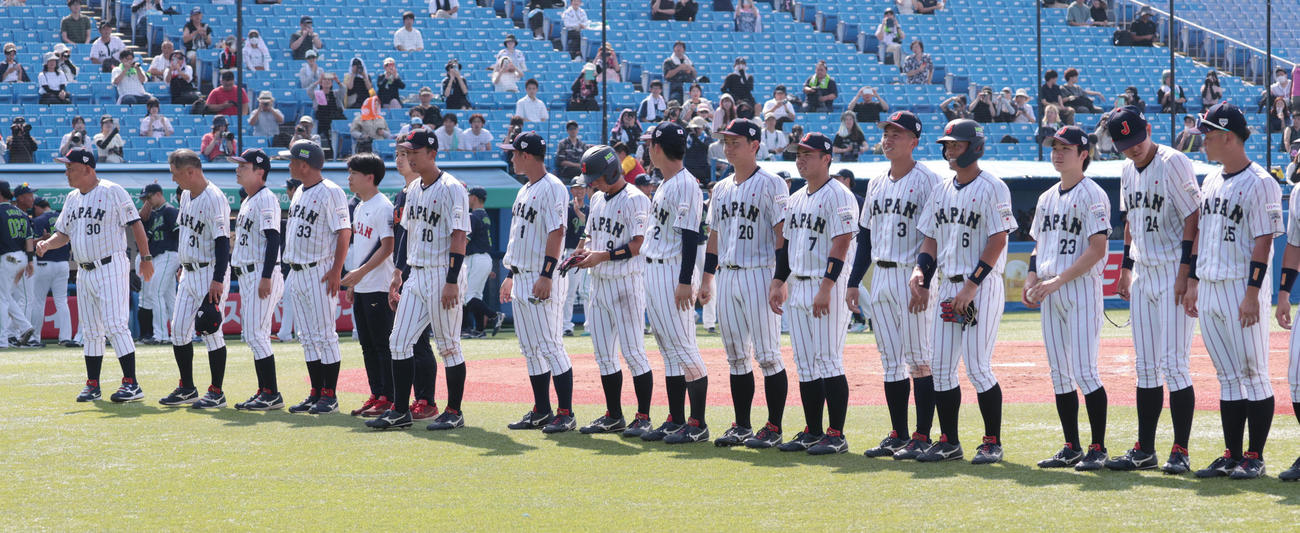 ヤクルト2軍対大学代表　引き分けに終わりスタンドにあいさつする侍ジャパン大学代表（撮影・柴田隆二）