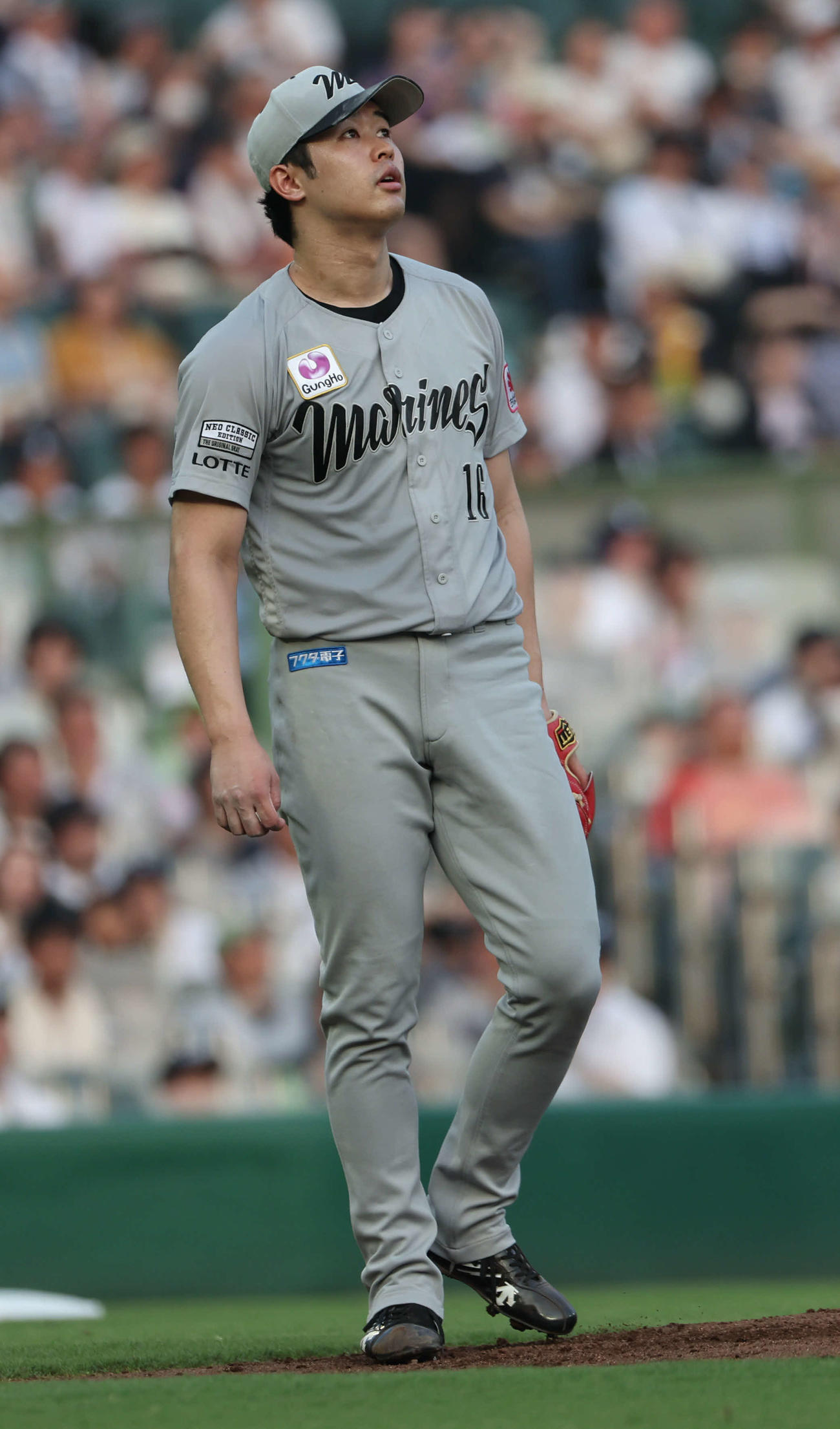 オリックス対ロッテ　1回裏オリックス1死、宗に先制本塁打を許したロッテ先発の種市は打球の行方を見る（撮影・西尾就之）