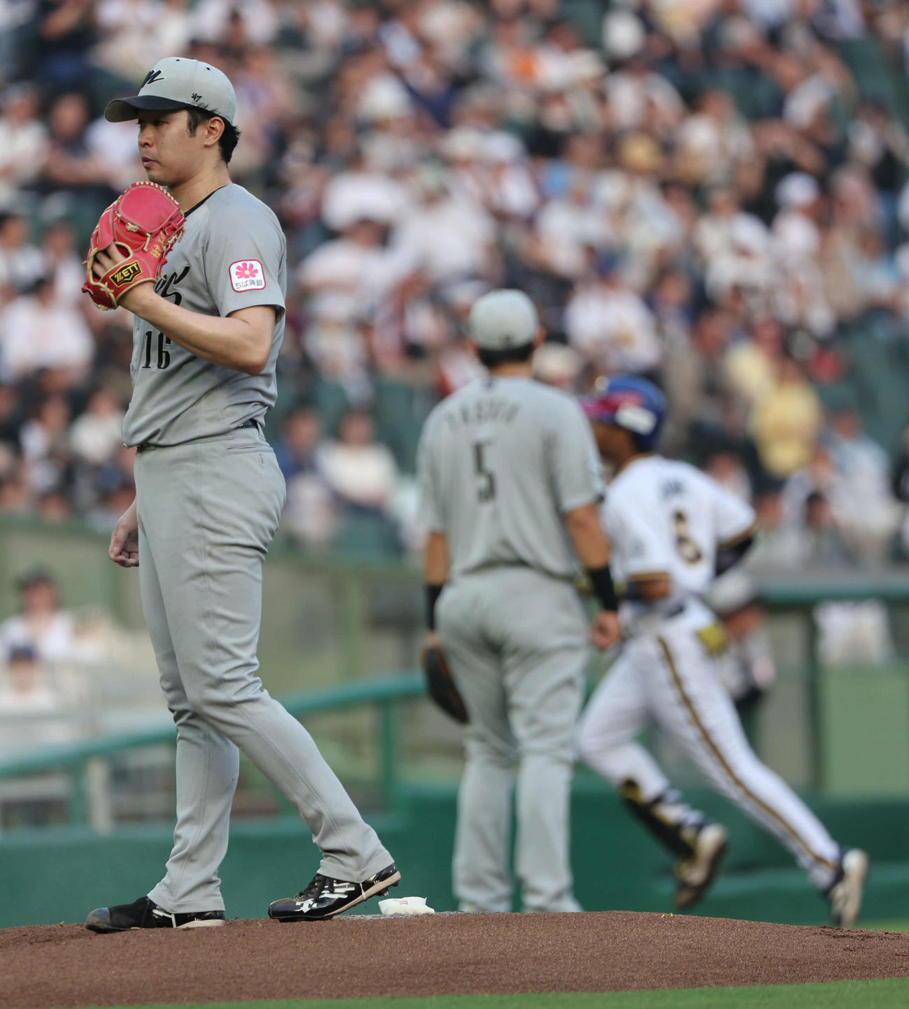 オリックス対ロッテ　1回裏オリックス1死、宗（右）に先制本塁打を許したロッテ先発の種市（撮影・西尾就之）