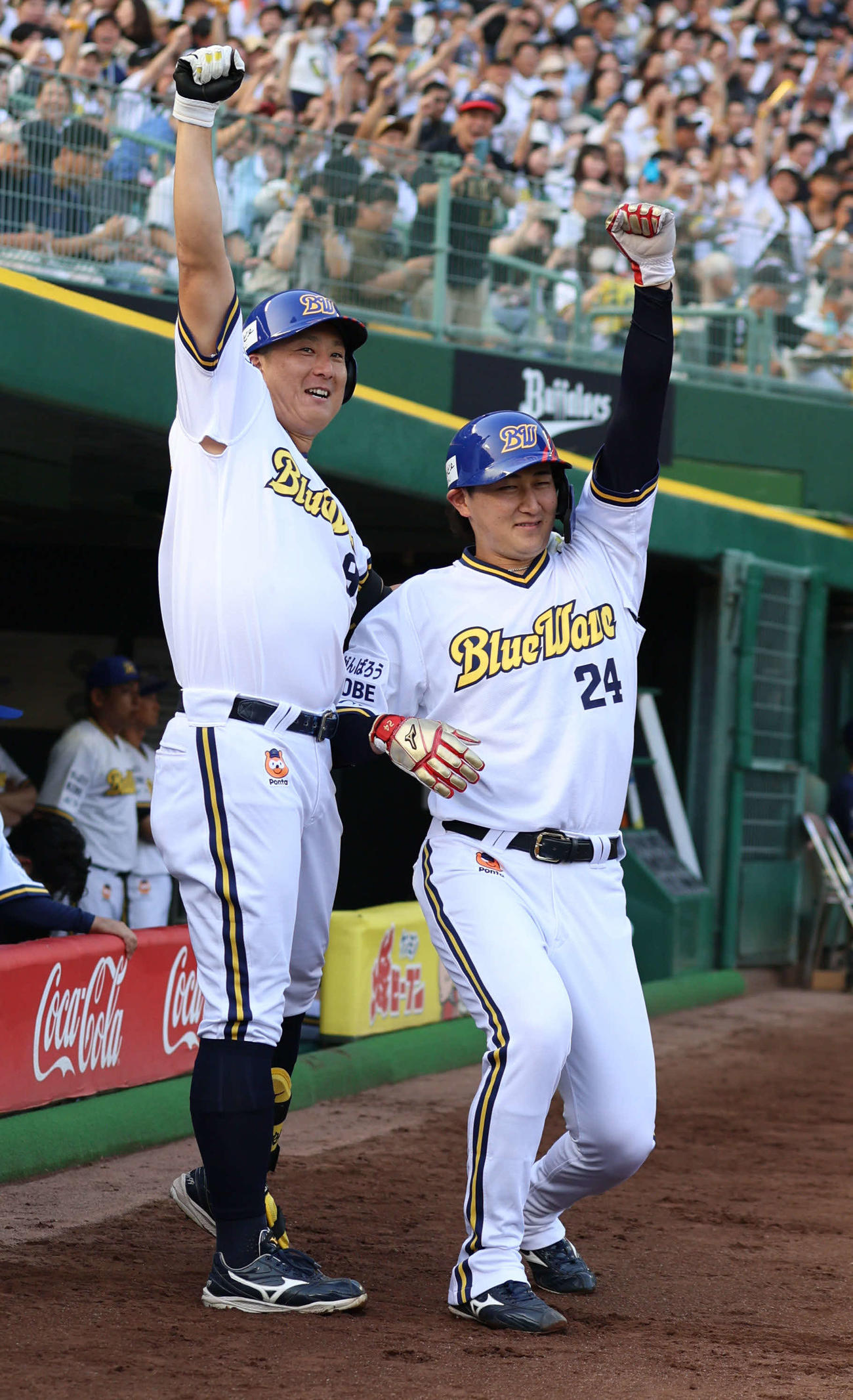 オリックス対ロッテ　1回裏オリックス1死一塁、杉本（左）は本塁打を放ち、紅林と昇天ポーズを決める（撮影・西尾就之）