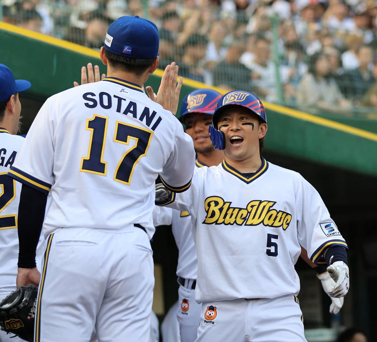 オリックス対ロッテ　1回裏オリックス1死一塁、西野は右越えに本塁打を放ち、曽谷と笑顔でハイタッチ（撮影・西尾就之）