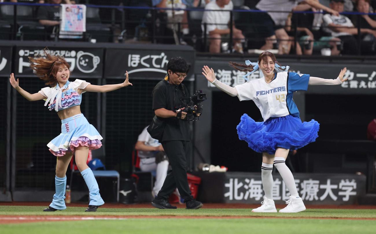 日本ハム対楽天　ファイターズガールと踊るKABA.ちゃん（右）（撮影・黒川智章）