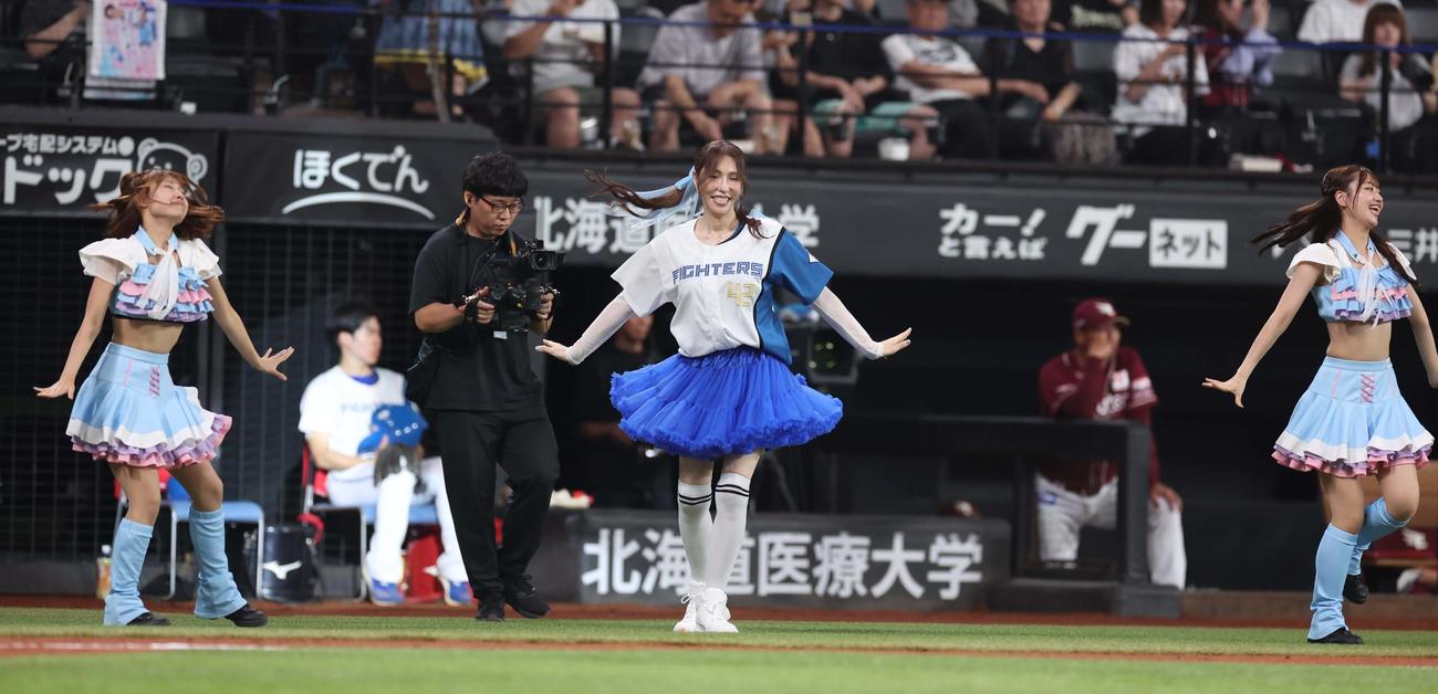 日本ハム対楽天　ファイターズガールと踊るKABA.ちゃん（中央）（撮影・黒川智章）