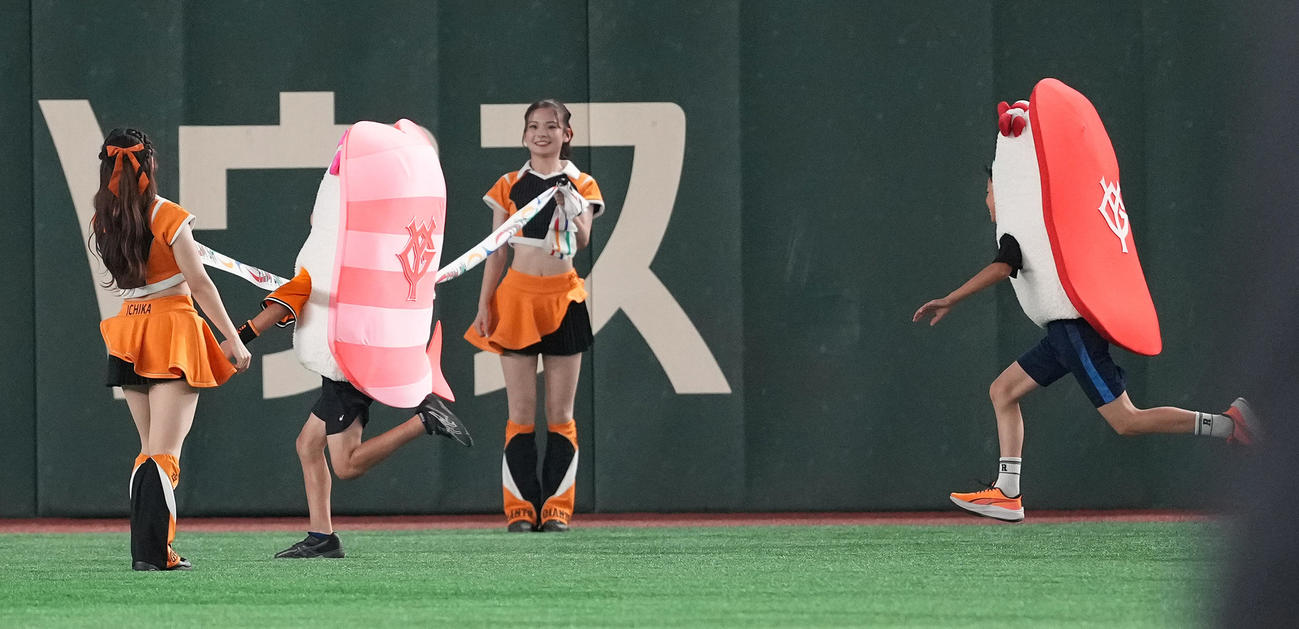巨人対広島　すしレースはえびの勝利（撮影・鈴木みどり）