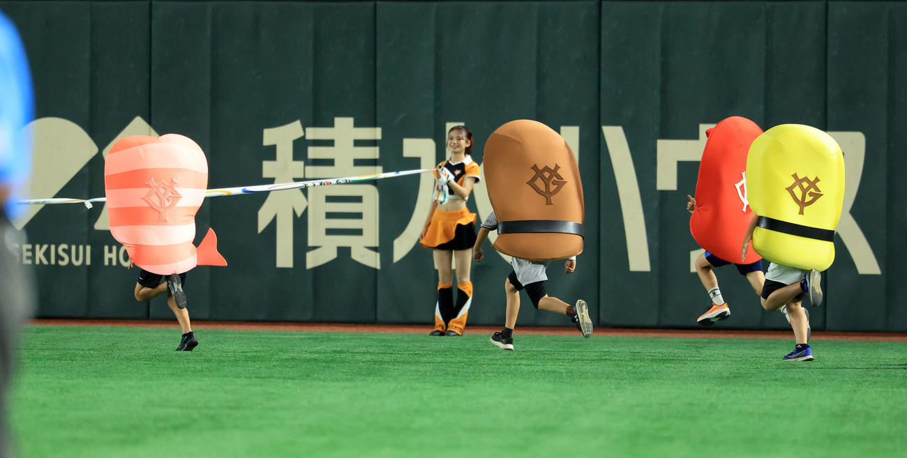 巨人対広島　すしレースで激走する子どもたち（撮影・浅見桂子）