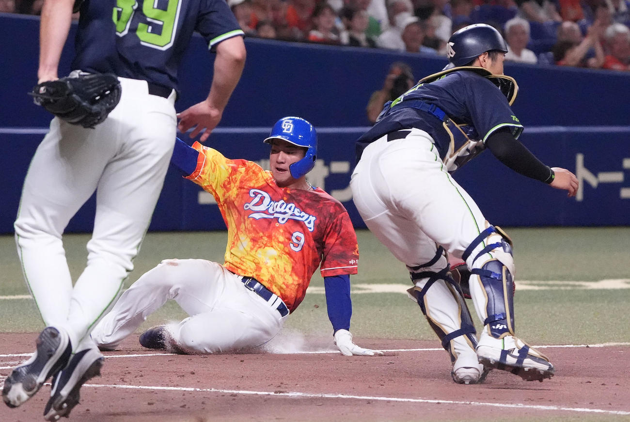 中日対ヤクルト　3回裏中日2死二塁、岡林の左前適時打で生還する石伊（中央）捕手は古賀（撮影・森本幸一）