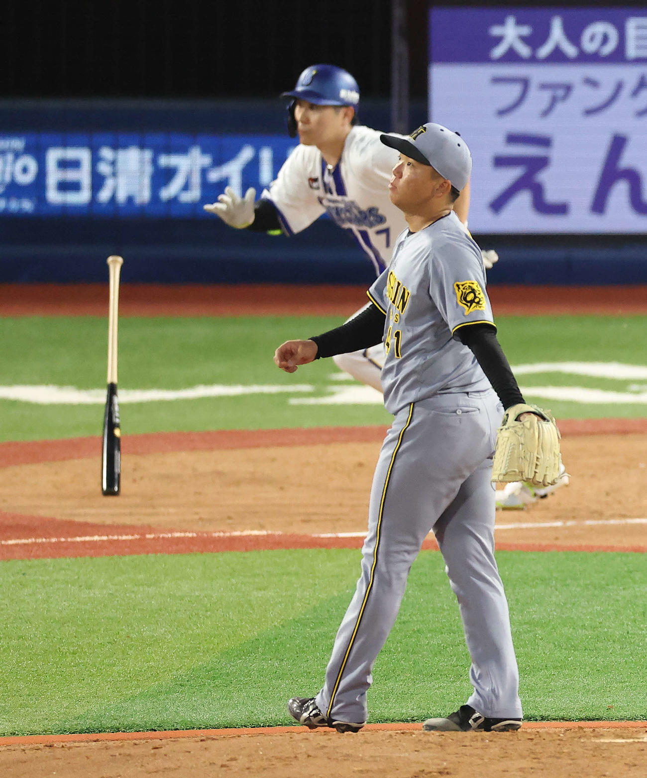 DeNA対阪神　4回裏DeNA無死二塁、佐野に右前先制適時打を浴びる村上（撮影・河田真司）
