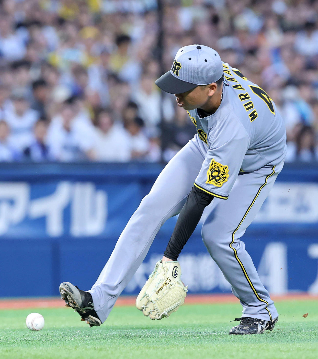 DeNA対阪神　3回裏DeNA無死、梶原の打球を処理する阪神村上（撮影・鈴木正人）