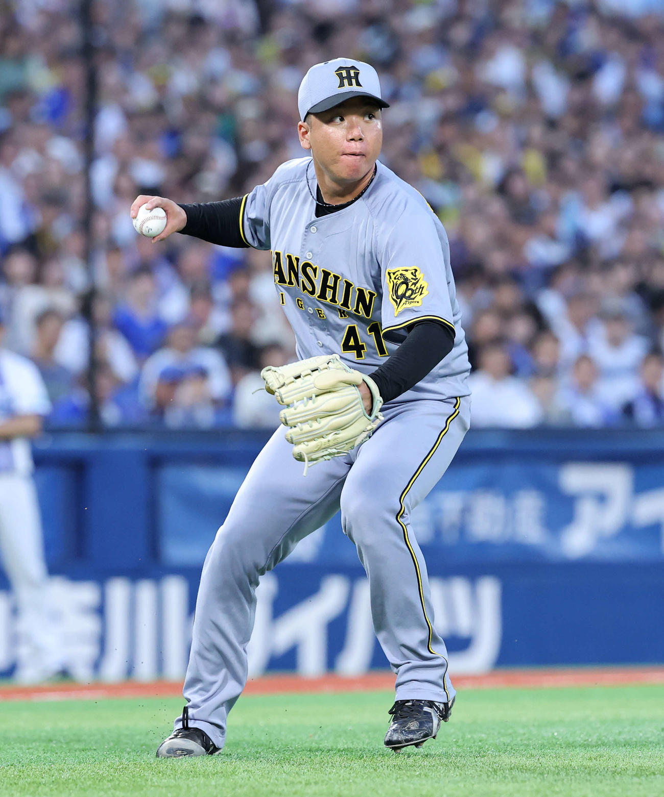 DeNA対阪神　3回裏DeNA無死、梶原の打球を処理する阪神村上（撮影・鈴木正人）