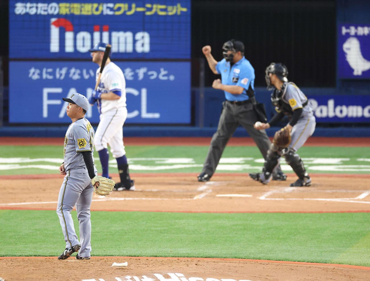 DeNA対阪神　3回裏DeNA2死、ケイを見逃し三振に抑える村上（撮影・河田真司）