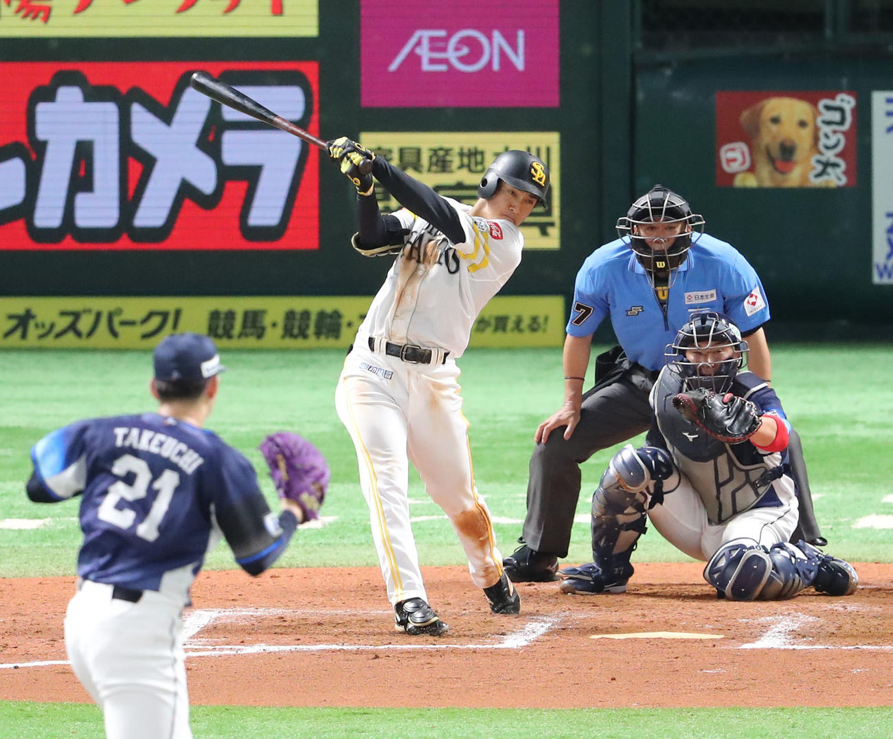 ソフトバンク対西武　7回裏ソフトバンク2死、柳町は左前安打を放つ（撮影・梅根麻紀）