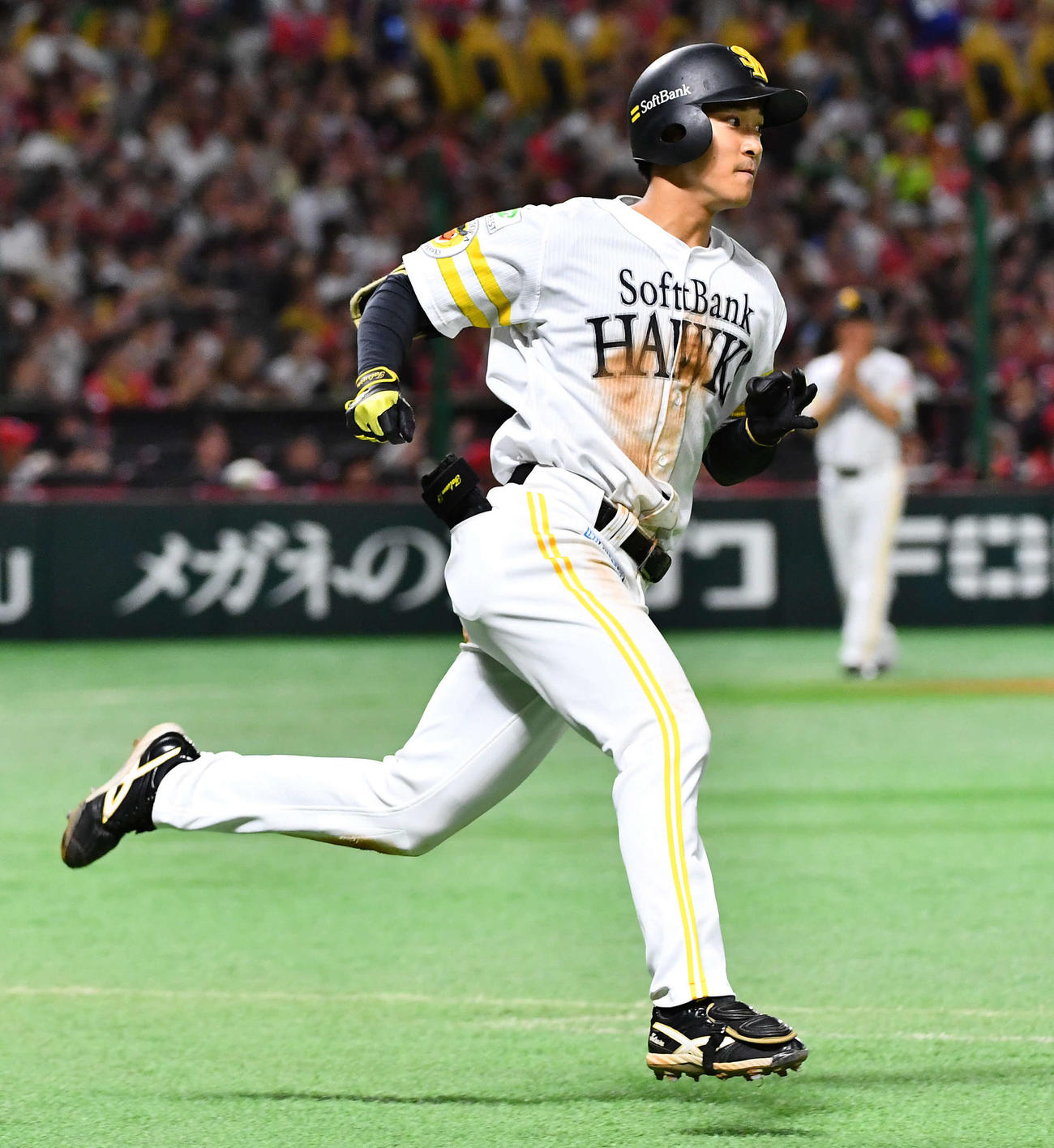 ソフトバンク対西武　7回裏ソフトバンク2死、左前安打で出塁する柳町（撮影・岩下翔太）