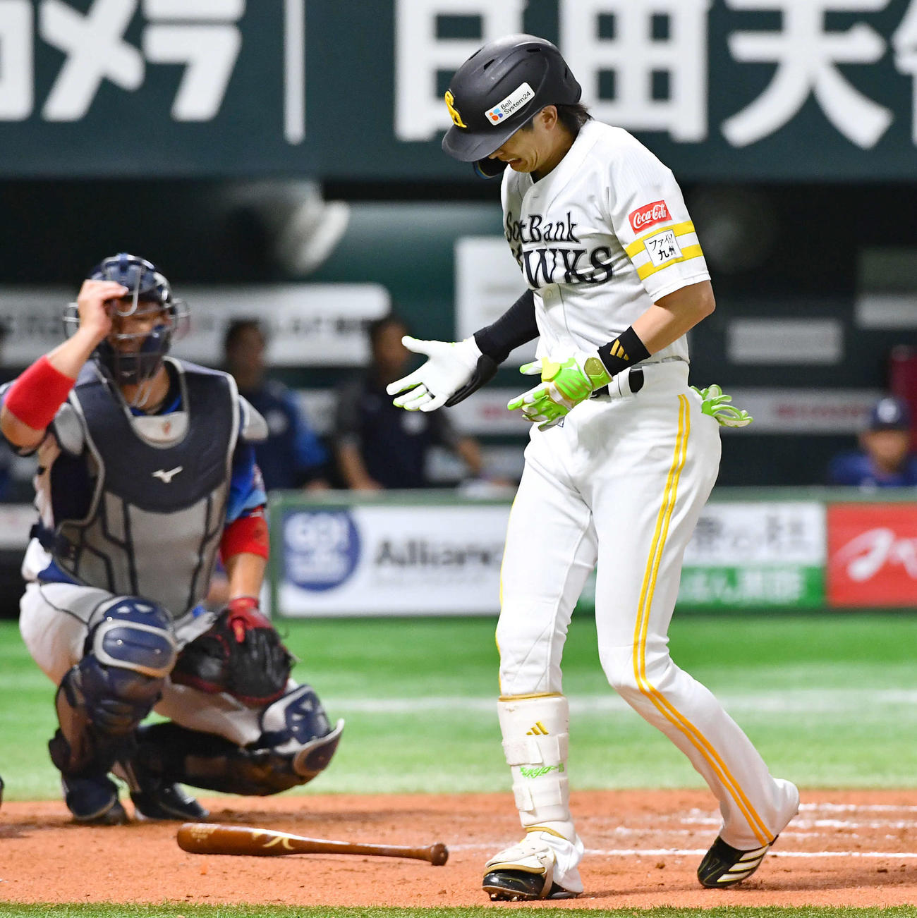 ソフトバンク対西武　6回裏ソフトバンク1死二塁、手に死球を受ける周東（撮影・岩下翔太）