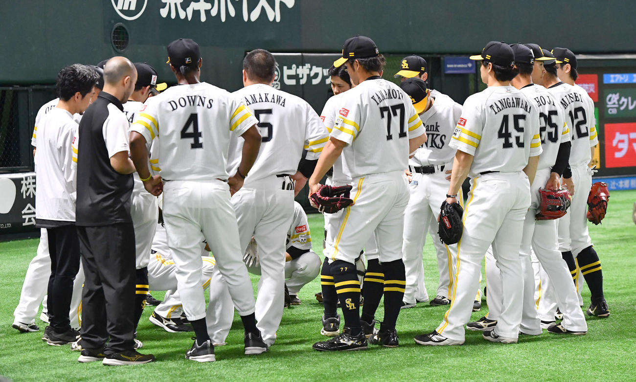 ソフトバンク対西武　5回裏の攻撃前に円陣を組むソフトバンクナイン（撮影・岩下翔太）