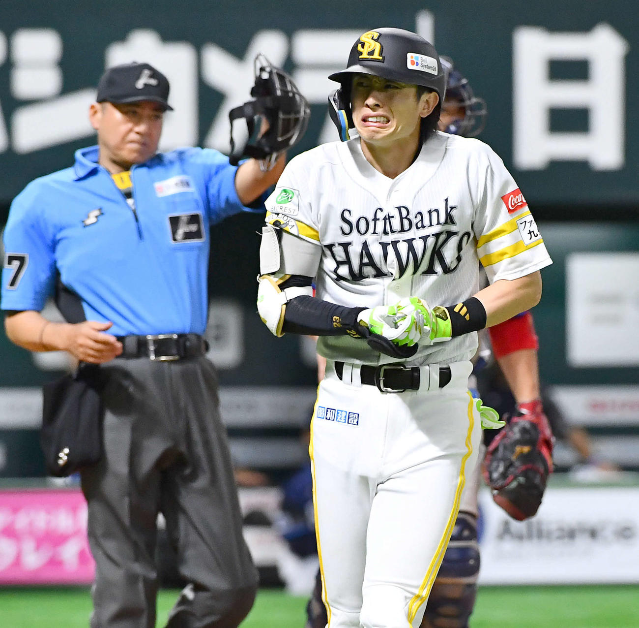 ソフトバンク対西武　6回裏ソフトバンク1死二塁、手に死球を受け、痛みで顔をゆがめる周東（撮影・岩下翔太）