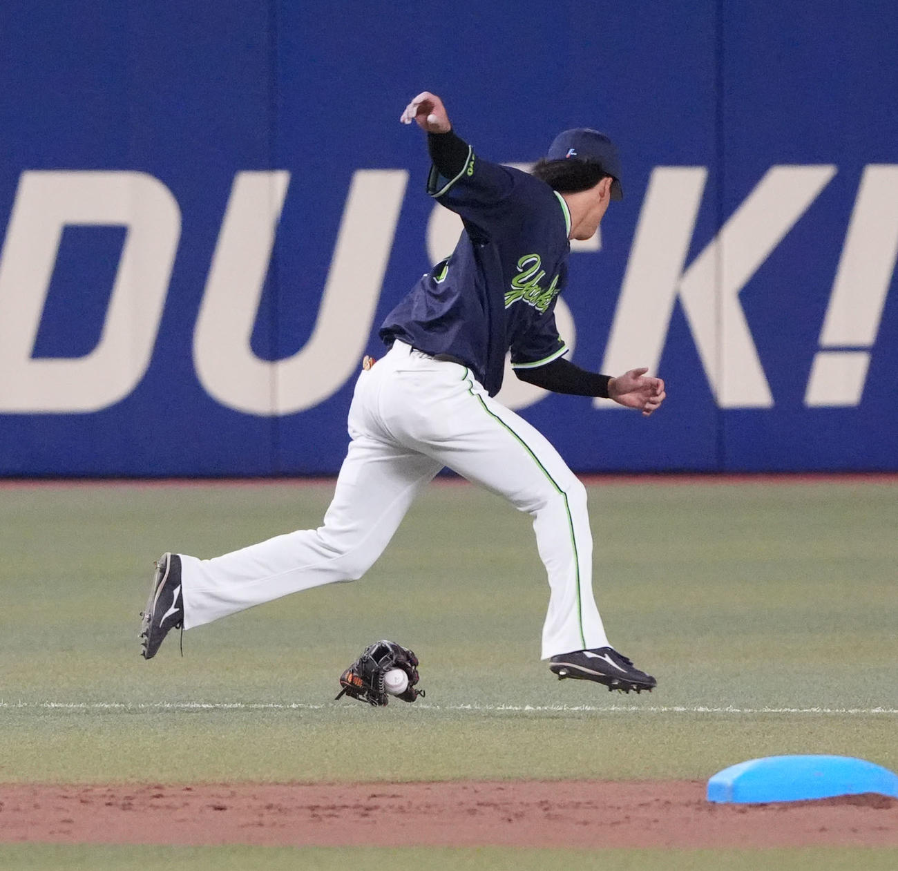 中日対ヤクルト　3回裏中日1死、石伊の強烈な打球でグラブごと弾き飛ばされる伊藤（撮影・森本幸一）