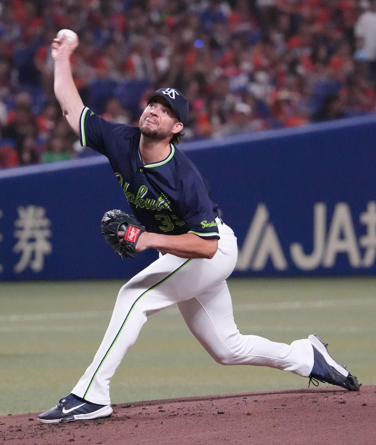 中日対ヤクルト　1回裏、登板するヤクルト先発のランバート（撮影・森本幸一）