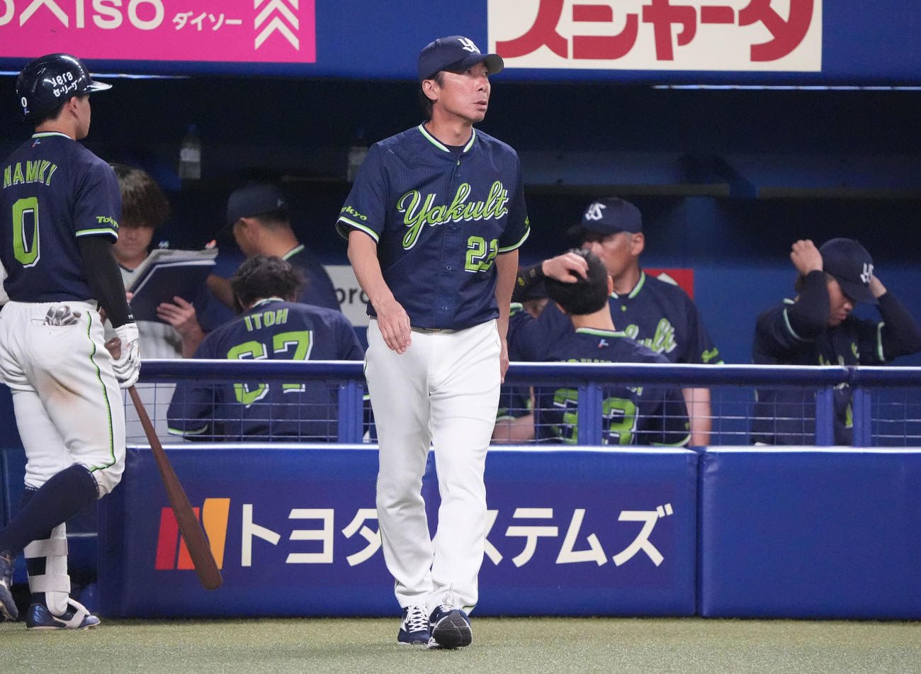 中日対ヤクルト　8回表終了、選手交代を告げる高津監督（撮影・森本幸一）