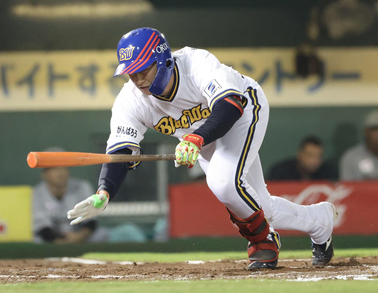 オリックス対ロッテ　6回裏オリックス1死一塁、死球を受けた紅林。このまま交代となった（撮影・西尾就之）