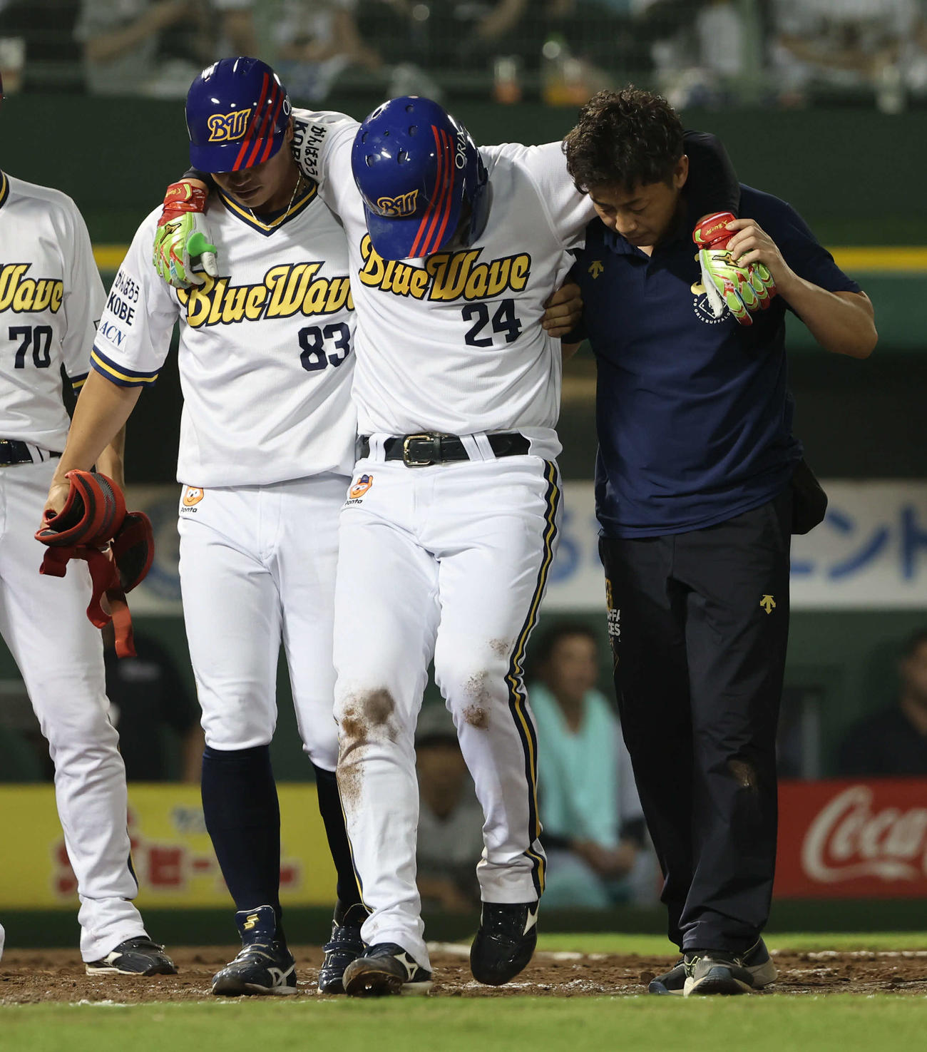 オリックス対ロッテ　6回裏オリックス1死一塁、死球を受けた紅林は肩を借りてベンチに戻り、このまま交代となった（撮影・西尾就之）