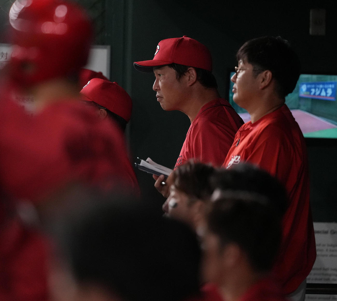 巨人対広島　ベンチから試合を見る広島新井監督（中央）（撮影・鈴木みどり）